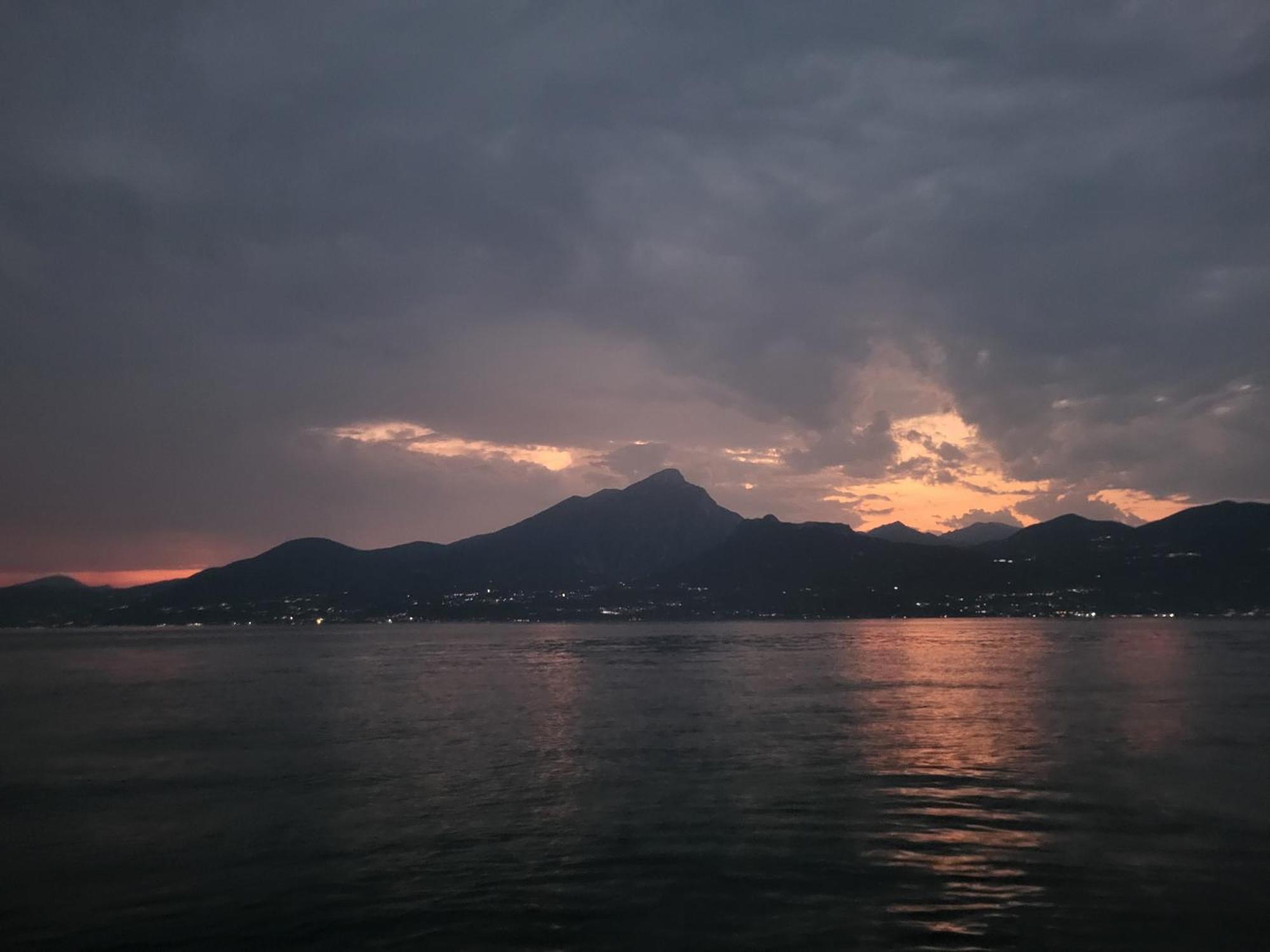 Attilio High Living Suites - Adults Only Torri Del Benaco Kamer foto