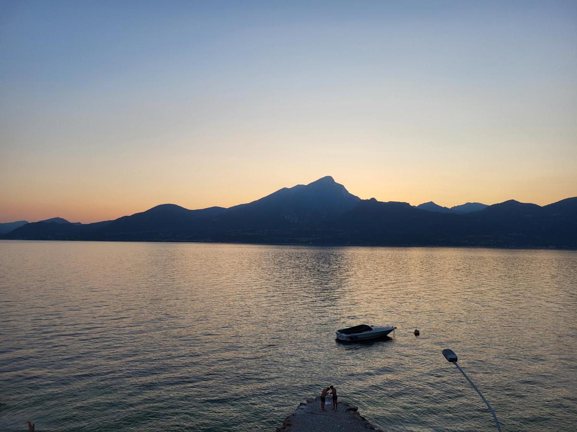 Attilio High Living Suites - Adults Only Torri Del Benaco Kamer foto